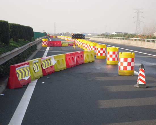 公路防撞桶完成發貨